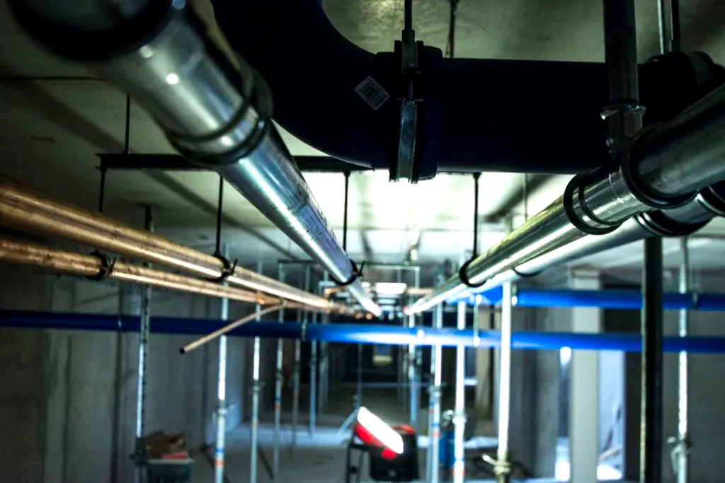 Nyinstallerade rörledningar i undertak